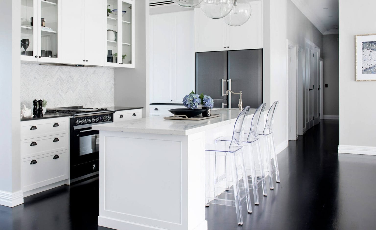 classic hamptons luxe family cottage kitchen
